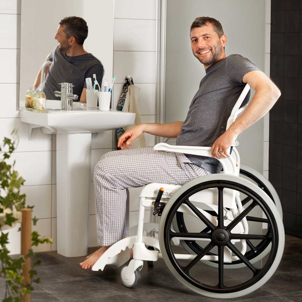 Dusch- & Toilettenrollstuhl Etac Clean 24 Zoll Antriebsräder